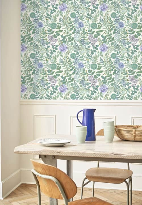 Papier peint Casadeco de la collection Soliflore, Garden Flowers met l'accent sur la diversité florale des jardins, disponible en 2 coloris.