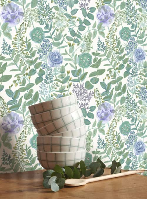 Papier peint Casadeco de la collection Soliflore, Garden Flowers met l'accent sur la diversité florale des jardins, disponible en 2 coloris.