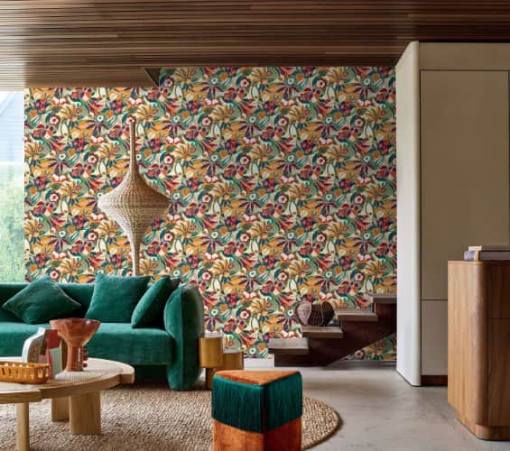 Papier peint Casamance Tehuana multico ambiance 2 Le papier peint Tehuana, collection Casa Azul Casamance, fleuri et luxuriant, est inspiré des broderies mexicaines imprimé sur une texture paille naturelle.