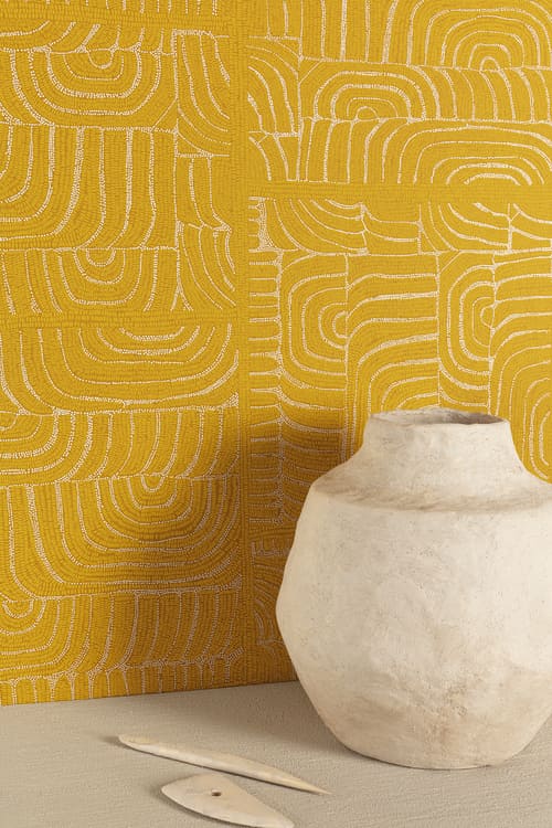 Papier peint Tehani de la collection Terra par Masureel transforme vos murs en une mosaïque de perles artisanales délicates et scintillantes.