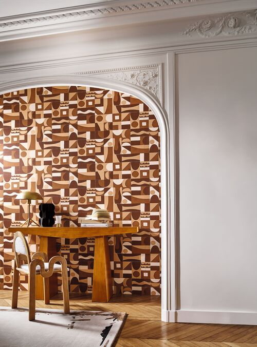 Papier peint Gourna de la collection Bord du Nil par Casamance s'inspire de l'architecture de New Gourna, célèbre pour ses maisons aux courbes élégantes.