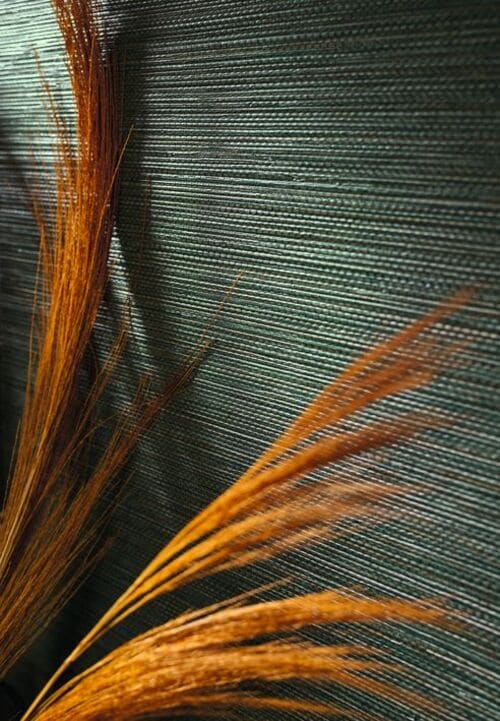 Papier peint Zostera de la collection Golfe du Bengale par Casamance s’inspire des fibres de joncs de mer faits à la main, offrant une texture réaliste.