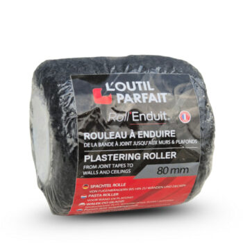 Le rouleau à enduire Roll’Enduit® de l'Outil Parfait permet d'appliquer facilement et régulièrement des enduits sur le support.
