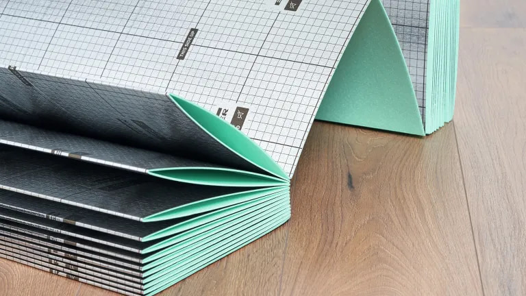 La sous-couche EGGER Silenzio Easy SD est adaptée aux sols stratifiés EGGER pour assurer une stabilité et un confort au quotidien.