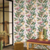 Le papier peint Ficus de la collection Rio par Casadeco représente une jungle luxuriante en impression numérique, avec des détails saisissants et raffinés.