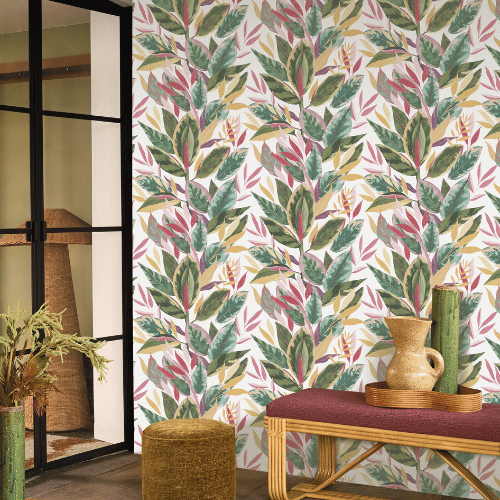 Le papier peint Ficus de la collection Rio par Casadeco représente une jungle luxuriante en impression numérique, avec des détails saisissants et raffinés.