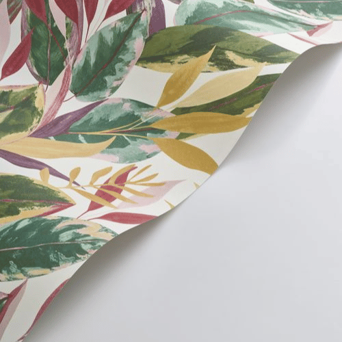Le papier peint Ficus de la collection Rio par Casadeco représente une jungle luxuriante en impression numérique, avec des détails saisissants et raffinés.