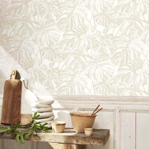 Le papier peint Mata de la collection Rio par Casadeco est un décor végétal élégant et contemporain avec des silhouettes raffinées de feuilles de Monstera.