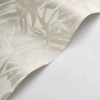 Le papier peint Mata de la collection Rio par Casadeco est un décor végétal élégant et contemporain avec des silhouettes raffinées de feuilles de Monstera.