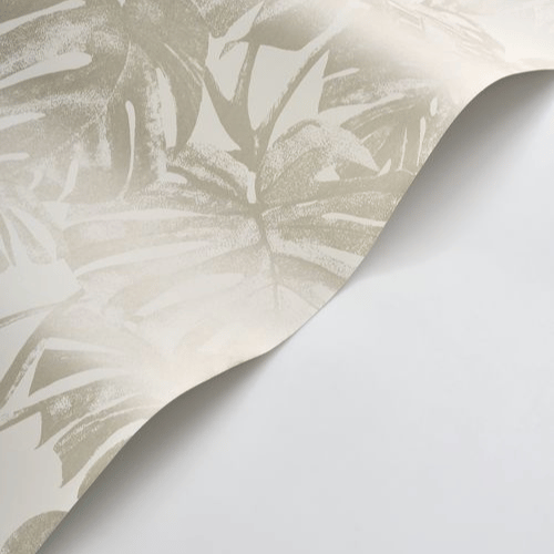 Le papier peint Mata de la collection Rio par Casadeco est un décor végétal élégant et contemporain avec des silhouettes raffinées de feuilles de Monstera.
