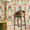 Le papier peint Samba de la collection Rio par Casadeco à un esprit tropical, où fruits et fleurs s’animent en couleurs vives et lumineuses.