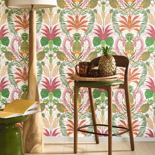 Le papier peint Samba de la collection Rio par Casadeco à un esprit tropical, où fruits et fleurs s’animent en couleurs vives et lumineuses.