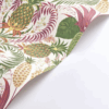 Le papier peint Samba de la collection Rio par Casadeco à un esprit tropical, où fruits et fleurs s’animent en couleurs vives et lumineuses.