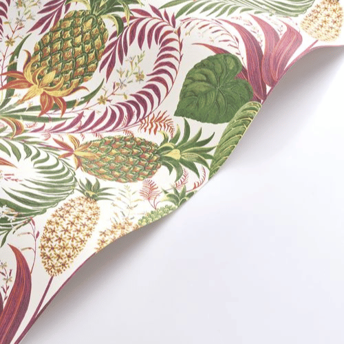 Le papier peint Samba de la collection Rio par Casadeco à un esprit tropical, où fruits et fleurs s’animent en couleurs vives et lumineuses.
