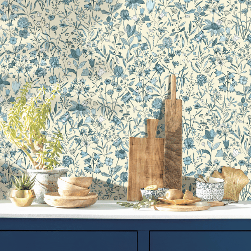 La papier peint Jardin de Giverny par Caselio est un motif floral poétique inspiré d’un jardin à la française, il est frais, coloré et tendance.