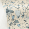 La papier peint Jardin de Giverny par Caselio est un motif floral poétique inspiré d’un jardin à la française, il est frais, coloré et tendance.
