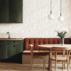 Papier peint Granito de la collection Kitchen Box par Caselio avec effet terrazzo minéral en trompe-l’œil, pour des espaces chics, modernes et lumineux.