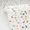 Papier peint Granito de la collection Kitchen Box par Caselio avec effet terrazzo minéral en trompe-l’œil, pour des espaces chics, modernes et lumineux.