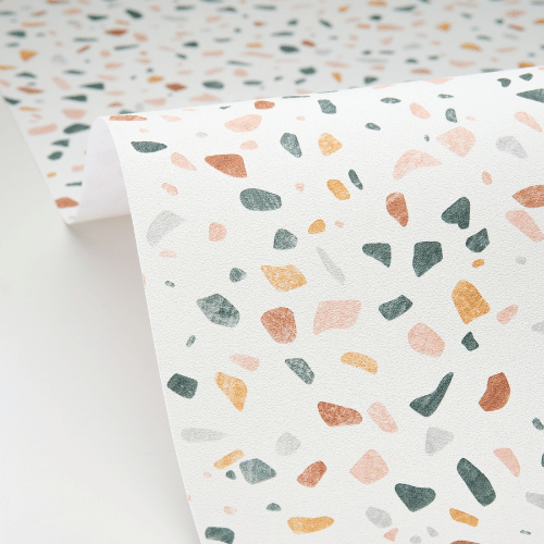 Papier peint Granito de la collection Kitchen Box par Caselio avec effet terrazzo minéral en trompe-l’œil, pour des espaces chics, modernes et lumineux.