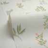 Papier peint Luck de la collection Kitchen Box et Green Life 2 par Caselio. Des motifs végétaux façon herbiers pour une décoration simple et naturelle.