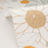 Papier peint Sunflower de la collection Kitchen Box par Caselio met en avant de grandes fleurs méditerranéennes idéal pour une cuisine ensoleillée.