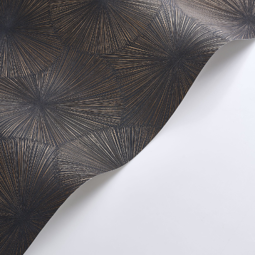 Papier peint Casadeco Hélios, un motif rayonnant évoquant soleils ou feux d’artifice, dans une palette lumineuse du blanc craie au bleu encre.