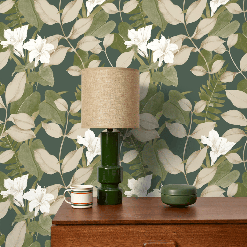 Le papier peint Royal Lily de la collection Soliflore par Casadeco est un feuillage dense, rehaussé d’un film irisé doré ou argenté selon le coloris.