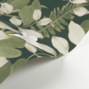 Le papier peint Royal Lily de la collection Soliflore par Casadeco est un feuillage dense, rehaussé d’un film irisé doré ou argenté selon le coloris.