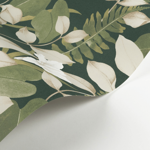 Le papier peint Royal Lily de la collection Soliflore par Casadeco est un feuillage dense, rehaussé d’un film irisé doré ou argenté selon le coloris.