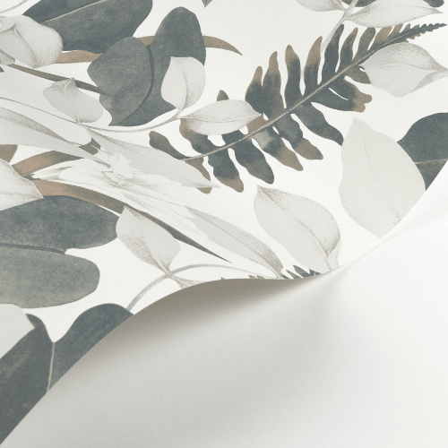 Le papier peint Royal Lily de la collection Soliflore par Casadeco est un feuillage dense, rehaussé d’un film irisé doré ou argenté selon le coloris.