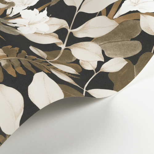 Le papier peint Royal Lily de la collection Soliflore par Casadeco est un feuillage dense, rehaussé d’un film irisé doré ou argenté selon le coloris.