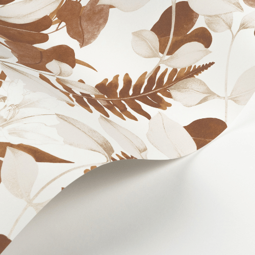 Le papier peint Royal Lily de la collection Soliflore par Casadeco est un feuillage dense, rehaussé d’un film irisé doré ou argenté selon le coloris.