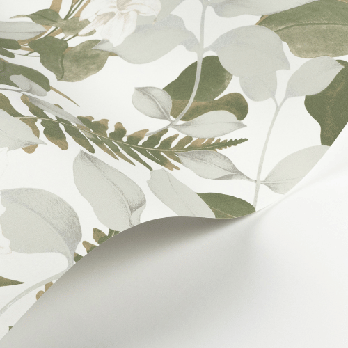 Le papier peint Royal Lily de la collection Soliflore par Casadeco est un feuillage dense, rehaussé d’un film irisé doré ou argenté selon le coloris.