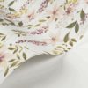 Le papier peint Wisteria de la collection Soliflore par Casadeco représente des glycines grimpantes, idéal pour des intérieurs raffinés.