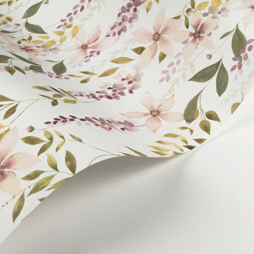 Le papier peint Wisteria de la collection Soliflore par Casadeco représente des glycines grimpantes, idéal pour des intérieurs raffinés.