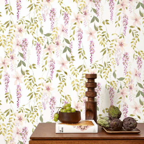 Le papier peint Wisteria de la collection Soliflore par Casadeco représente des glycines grimpantes, idéal pour des intérieurs raffinés.