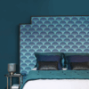 Le papier peint Broadway de la collection Twenties par Casadeco est un motif géométrique inspiré des rideaux de théâtre new-yorkais.
