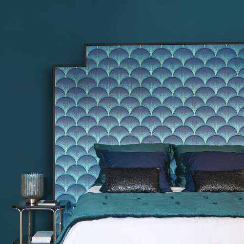 Le papier peint Broadway de la collection Twenties par Casadeco est un motif géométrique inspiré des rideaux de théâtre new-yorkais.