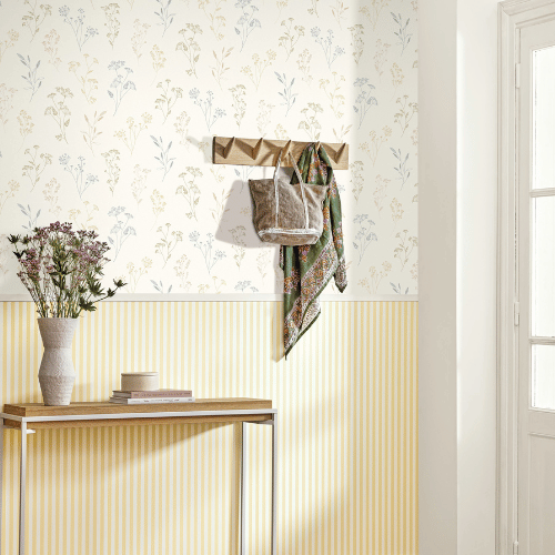 Le papier peint Little Graminea de la collection Art of Botanty par Caselio représente des petites fleurs aux traits fins et délicats.
