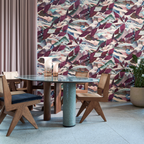 Papier peint Manali de la collection Alaya d'Arte est inspiré d’un village himalayen orné de drapeaux de prières offrant spiritualité et charme traditionnel