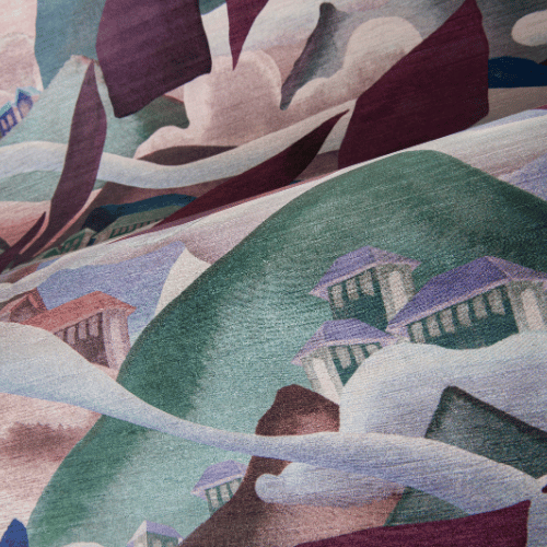 Papier peint Manali de la collection Alaya d'Arte est inspiré d’un village himalayen orné de drapeaux de prières offrant spiritualité et charme traditionnel