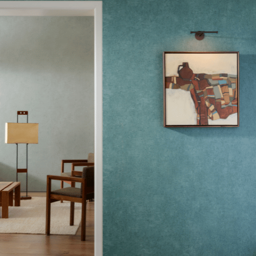 Le papier peint Stuc Calcaire, issu de la collection Essentiels Kaolin signée Arte, reproduit à la perfection l’effet d’un stuc texturé au sable.