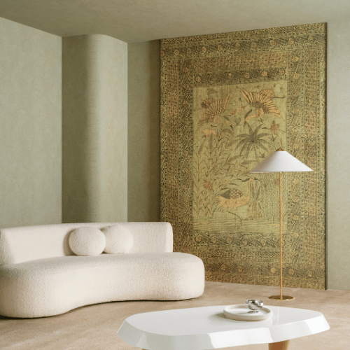 Panoramique Passeggio – Arte Essentials Kaolin : une fresque poétique aux grues élégantes, sur un support effet parchemin pour un rendu patiné et raffiné.