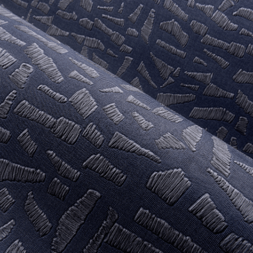 Papier peint Kona – Arte de la collection Lanai : hommage aux côtes hawaïennes, ce motif a été brodé au raphia et retranscrit sur un revêtement en lin.