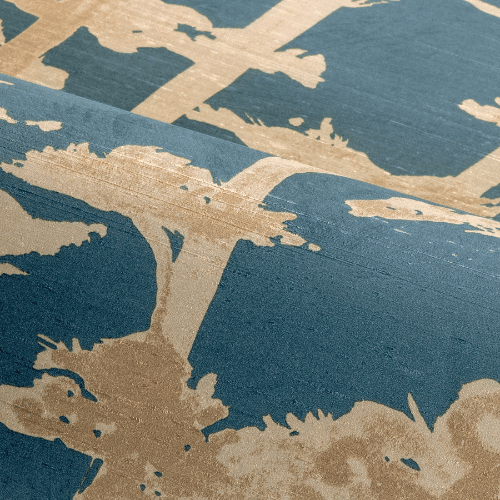 Papier Peint Casamance Légendes Ame Pétrole Doré Vague Papier peint Ame de la collection Légendes, Casamance aux motifs d’arbres sous la pluie, inspiré de l’esthétique japonaise pour une atmosphère apaisante.