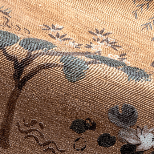 Papier Peint Casamance Légendes Légendes Mordoré Vague Le papier peint Légendes chez Casamance au motif végétal, imprimé sur effet paille brossé aux détails calligraphiés est inspiré des légendes japonaises.