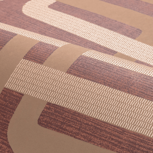 Papier peint Matjara de la collection Tressora de chez Casamance : Ce monogramme raffiné sur fond texturé mêlent iriodine, laque dure et encre mate.