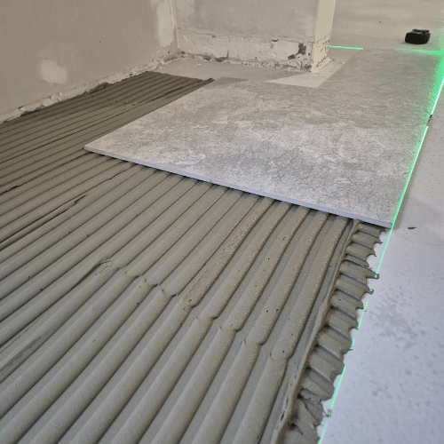 Le mortier-colle déformable Mapei Keraflex Extra S Mapei est destiné à la pose de carrelage en sol et mur et spécial carreaux grands formats.