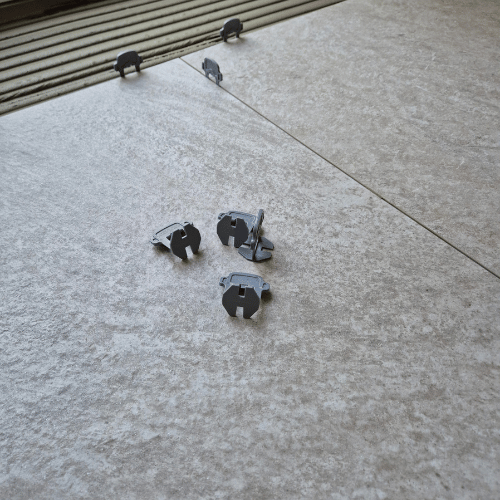 Le MapeLevel EasyWDG est un système de nivellement manuel pour une pose de carrelage parfaite. Cales réutilisables, réglage précis et retrait facile.