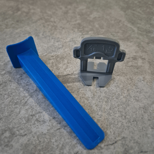 Le MapeLevel EasyWDG est un système de nivellement manuel pour une pose de carrelage parfaite. Cales réutilisables, réglage précis et retrait facile.